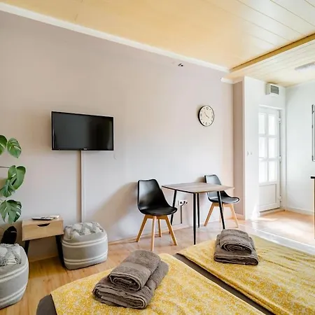 Airport Garden בית הארחה 3*